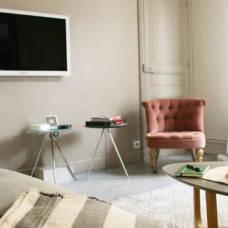 Bnbnook - Eiffel Tower - Cosy 1br For 4